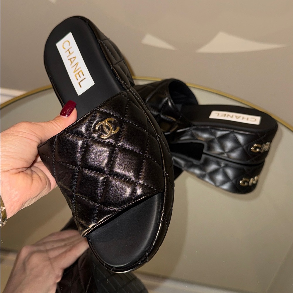 CHANEL Dad sandals Quilted leather CC logo slide 38 - Picture 12 of 17